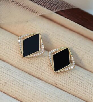 Black trapezium earrings with a touch of crystals