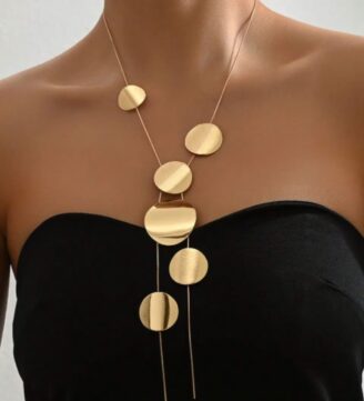 Casual drop down neckpiece