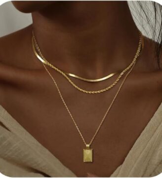 Triple layered gold chain with square pendant