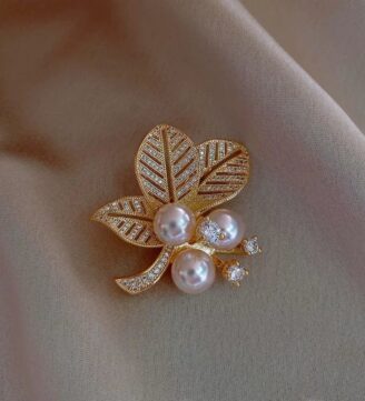 Gold brooch with pearls and crystals