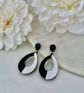 Black & white oval dangling earrings