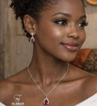 Neck chain and matching earrings with tear drop pendant
