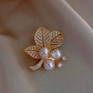 Gold brooch with pearls and crystals